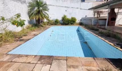 Casa térrea no bairro Tatuapé com piscina.