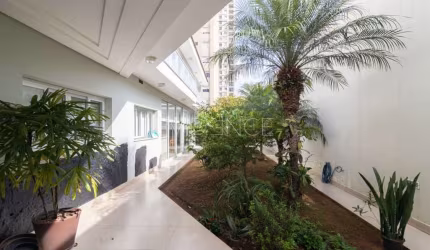 Casa Assobradada de 550 m² para Locação e Venda - Segurança, Conforto e Lazer Completo!