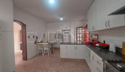 Sobrado comercial na Vila Carrão com 5 vagas