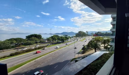 Apartamento amplo com fantástica vista para o mar na Beira-Mar Norte