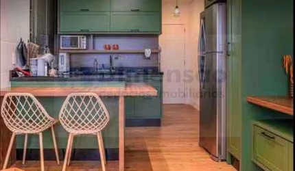 Studio 100% mobiliado (PORTEIRA FECHADA) e com vaga de garagem