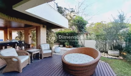 Casa alto padrão em Jurerê IN, 5 suítes, 4 vagas de garagem, suana, piscina...