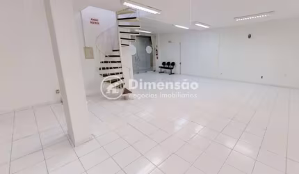 Ampla loja térrea, localizada na Trindade, Florianópolis com 2 vagas de garagem