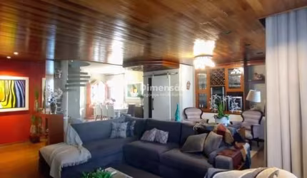 Vendo cobertura Duplex no centro. Com 360m² privativo, 3 vagas de garagem.