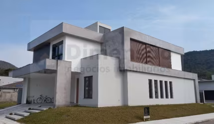 More em uma casa de altíssimo padrão em condomínio de luxo
