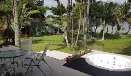 Luxo e Exclusividade à Beira da Lagoa da Conceição