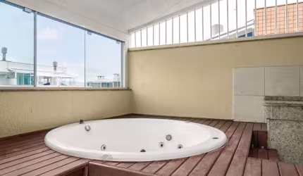 Cobertura duplex mobiliada e com jacuzzi,  próximo ao open shopping em Jurerê In