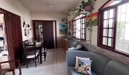 Casa 4 quartos na Trindade, semi mobiliada