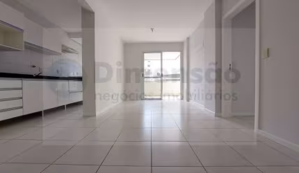 Amplo apartamento de 2 dormitórios com suíte e 2 garagens no Itacorubi