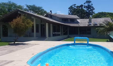 Paraíso em Ratones: Sítio encantador com piscina,  lazer e exuberante natureza.
