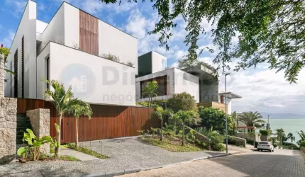 Casa de alto padrão com três suítes e piscina em condomínio fechado no Cacupé
