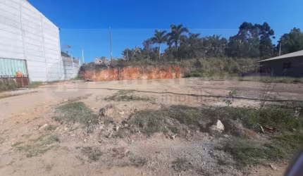 Amplo terreno financiável com viabilidade construtiva diversa