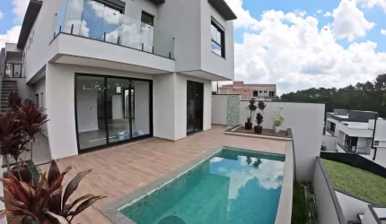 Casa nova no condomío Granja Anita com 3 suites e piscina