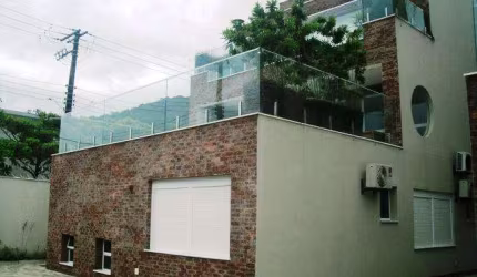 Casa com 4 suites e piscina na praia de Juquehy em São Sebastião