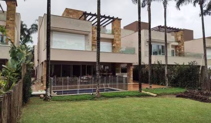 Casa com 5 suites e piscina na praia da Baleia em São Sebastião
