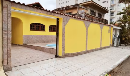 Oportunidade Única! Casa Espaçosa com 4 Suítes
