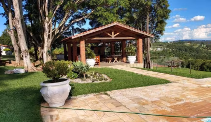 Um lugar de tirar o fôlego, ideal para sair da correria do dia a dia e relaxar. Esse sítio, com ótima localização, fica apenas a 20 minutos do centro