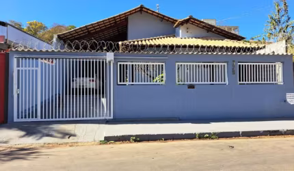 Linda casa grande 03 quartos