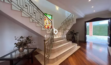 Casa mobiliada de alto padrão com 4 Suítes, 767,47 m² privativos, em localização