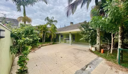 Linda casa térrea com duas suítes em terreno de 390m² localizada no Pineville -