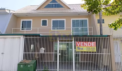 OPORTUNIDADE ÚNICA! Sobrado Espaçoso Próximo ao Centro de São José dos Pinhais -