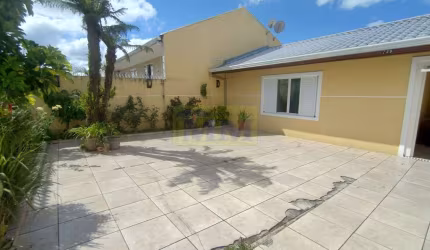 Casa térrea com 3 quartos em amplo terreno de 500m².