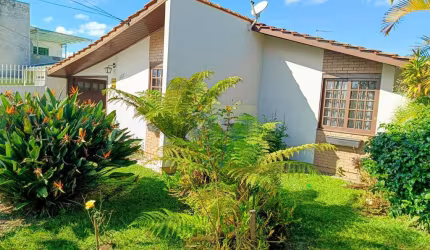 Casa Espaçosa com Terreno Amplo e Edícula em Pinhais - Conforto e Versatilidade