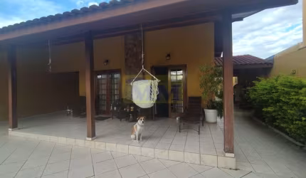 No Centro de Pinhais - uma casa térrea espaçosa espera por você!