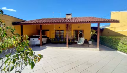 No Centro de Pinhais - uma casa térrea espaçosa espera por você!