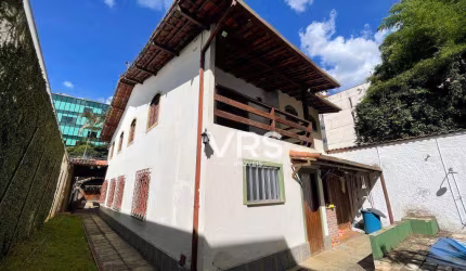 Casa no Centro em área comercial,                      venda  R$ 2.800.000,00  ou Aluguel R$ 12.000,00 .