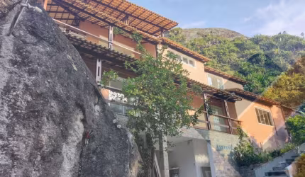 Casa à venda em Itacoatiara, quatro suítes.