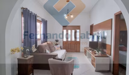 Casa à venda no Pé Pequeno, alto padrão: 5 quartos, 2 suítes, 1 sala, 5 banheiros, 4 vagas e 262m² de área. Venha conferir!