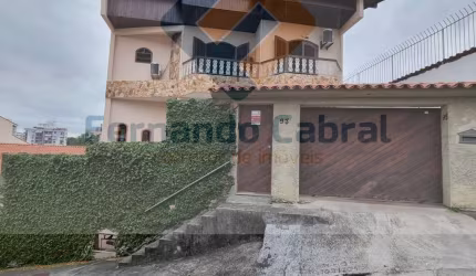 Casa à venda no Pé Pequeno, duplex com piscina.