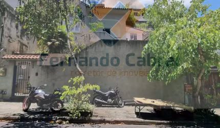 Casa à venda no Pé Pequeno, com três dormitórios.