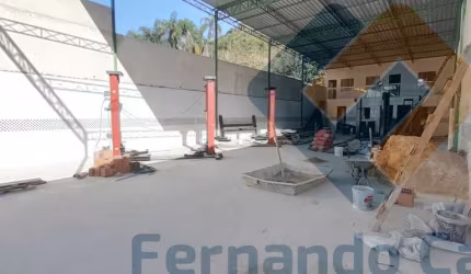 Loja comercial em Santa Rosa, Niterói-RJ: 5 salas, 5 banheiros, 500m² - Venda ou Locação!