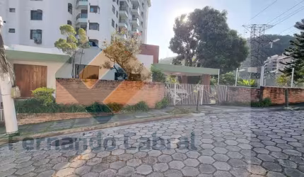 Imponente casa em condomínio à venda em Santa Rosa, Niterói-RJ: 4 quartos, 3 suítes, 2 salas, 5 banheiros, 2 vagas, 440m².