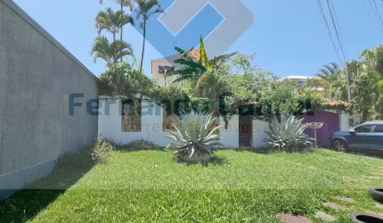 Esta magnífica casa à venda em Camboinhas, na 1ª quadra da praia;