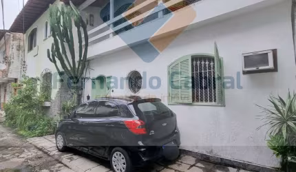 Magnífica Casa à Venda em Santa Rosa, Niterói-RJ: 4 Quartos, 1 Sala, 2 Banheiros, 1 Vaga de Garagem, 180m² de Área
