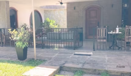 Casa Majestosa à venda em São Francisco, Niterói-RJ: 5 quartos, 2 suítes, 3 salas, 3 vagas, 225m².