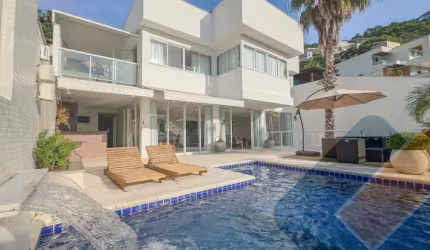 Casa para Locação e Venda em Charitas: Luxo e Conforto em 620m² de Área Privilegiada