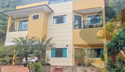 Venha viver o melhor da vida em uma casa triplex de luxo localizada em um condomínio exclusivo na deslumbrante região de Camboinhas.