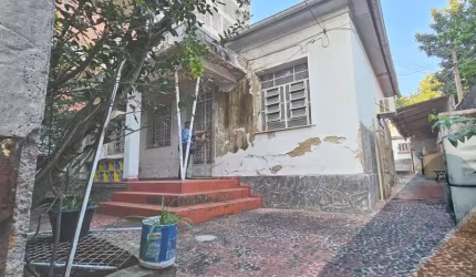Imperdível casa à venda em Santa Rosa, Niterói-RJ: 2 quartos, sala, banheiro e 100m² de área!
