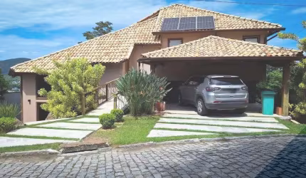 Casa de luxo em condomínio - 3 quartos, 3 suítes, 2 salas, 4 banheiros, 2 vagas - Itaipu, Niterói-RJ - 180m² de área.