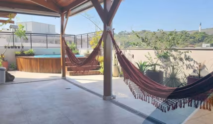 Cobertura de Luxo à Venda em Santa Rosa, Niterói-RJ: 4 quartos, 2 suítes, 2 salas, 4 banheiros, 3 vagas, 230m².