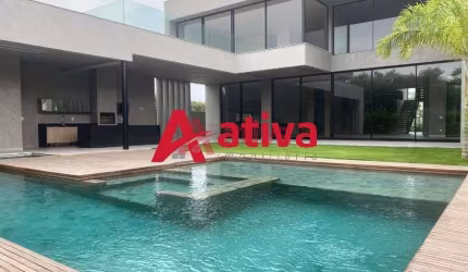 Mansão tríplex com 4 suítes no condomínio Alphaville
