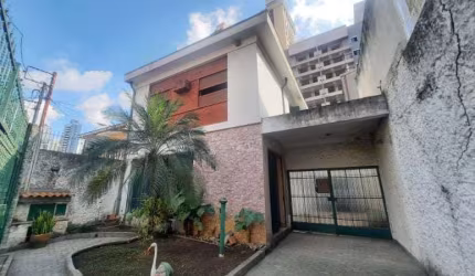 Sobrado com ótimo Jardim na frente e sala grande BAIXOU 250MIL!! - casa antiga com cômodos amplos e boa estrutura na Aclimação  - São Paulo SP.