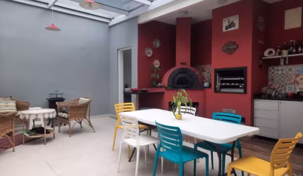 Lindo sobrado com 3 quartos e 2 duas vagas em rua sem saída.
