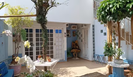 Sobradão aconchegante com 3 suítes e 4 vagas com nos fundos Edícula.