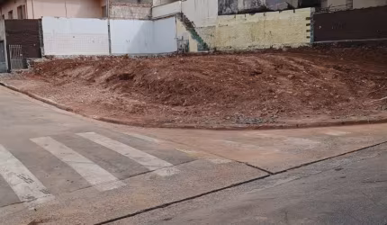 Terreno com 258 metros de esquina.