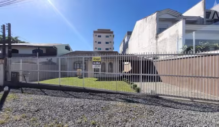 Casa com 2 dormitórios, 1 suíte, cozinha, sala de estar e jantar, 1 banheiro social, área de serviço, churrasqueira e edícula.